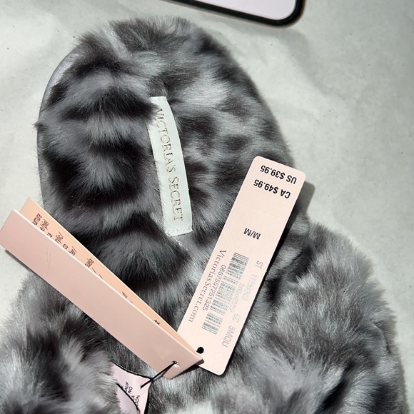 (7/8) VICTORIA'S SECRET Closed Toe Faux Fur Slipper - Picture 4 of 11